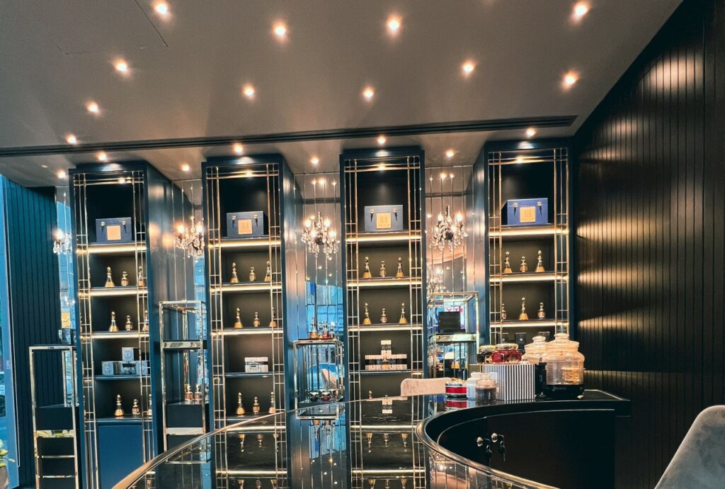 Luxus parfüm showroom világítás